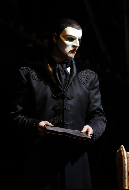 <YONHAP PHOTO-0990> In this image released by NCM Fathom and Omniverse Vision, Ben Lewis portrays Phantom in a scene from Andrew Lloyd Webber?s "Love Never Dies," a sequel to "The Phantom of the Opera," a film opening nationwide on Feb. 28, 2012. (AP Photo/ NCM Fathom and Omniverse Vision, Jeff Busby)/2012-02-02 09:57:37/ <저작권자 ⓒ 1980-2012 ㈜연합뉴스. 무단 전재 재배포 금지.>
Ben Lewis portrays Phantom in a scene from Andrew Lloyd Webber’s “Love Never Dies,” a sequel to “The Phantom of the Opera.”   AP-Yonhap News