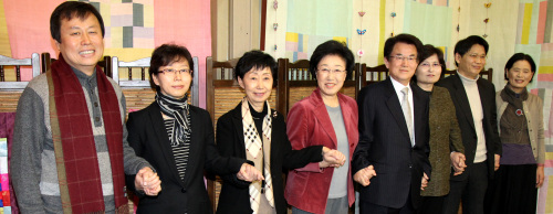 <YONHAP PHOTO-0708> 손에 손잡고 (서울=연합뉴스) 백승렬 기자 = 민주통합당 한명숙 대표가 5일 여의도 한식당에서 강철규 공천심사위원장 등 외부공천심사위원들과 첫 상견례에서 손을 잡고 취재진에게 포즈를 취하고 있다. 왼쪽부터 도종환, 조선희, 최영애, 한명숙 대표, 강청규 위원장, 문미란, 김호기, 조은. 2012. 2. 5 srbaek@yna.co.kr/2012-02-05 13:47:10/ <저작권자 ⓒ 1980-2012 ㈜연합뉴스. 무단 전재 재배포 금지.>
Main opposition Democratic United Party Chairwoman Han Myeong-sook (fourth from left) and seven non-party members of the candidate deliberation committee pose hand-in-hand for a photo during their first meeting in a restaurant in Seoul on Sunday.  Yonhap News