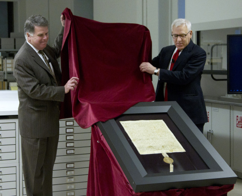 <YONHAP PHOTO-0124> Carlyle Group co-founder and Magna Carta owner David Rubenstein, right, and Archivist of the U.S. David Ferriero, unveil the 1297 Magna Carta in its new state-of-the-art encasement at the National Archives in Washington, Thursday, Feb. 2, 2011. (AP Photo/Manuel Balce Ceneta)/2012-02-03 02:09:59/ <저작권자 ⓒ 1980-2012 ㈜연합뉴스. 무단 전재 재배포 금지.>
Carlyle Group co-founder and Magna Carta owner David Rubenstein (right) and Archivist of the U.S. David Ferriero, unveil the 1297 Magna Carta in its new state-of-the-art encasement at the National Archives in Washington, Thursday.   AP-Yonhap News