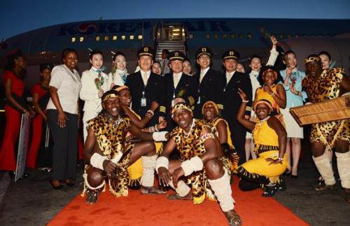 Korean Air pilots celebrate a strial flight to Kenya with traditional dancers on landing in Nairobi in January.(Hanjin Group)