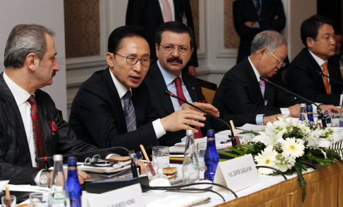 President Lee Myung-bak (second from left) speaks during a Korea-Turkey CEO Roundtable meeting in Istanbul, Turkey, on Saturday. From left are Turkey’s Economy Minister Zafer Gaglayan, Lee, Union of Chambers and Commodity Exchanges of Turkey President Rifat Hisarciklioglu and Korea Chamber of Commerce and Industry Chairman Sohn Kyung-shik. (Yonhap News)