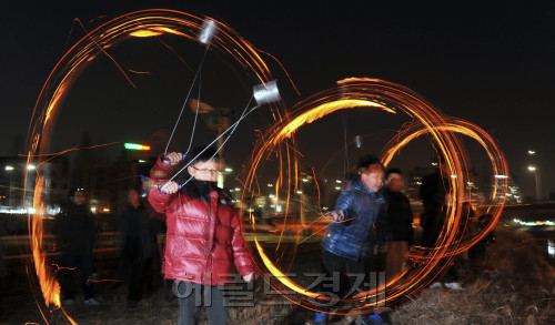 정월대보름을 하루 앞둔 5일 오후 서울 서초구 양재천 수변마당에서 열린 정월대보름 축제에서 어린이들이 쥐불놀이를 하고 있다.  박해묵 기자/mook@heraldm.com\r\n정월대보름을 하루 앞둔 5일 오후 서울 서초구 양재천 수변마당에서 열린 정월대보름 축제에서 어린이들이 쥐불놀이를 하고 있다.  박해묵 기자/mook@heraldm.com\r\n정월대보름을 하루 앞둔 5일 오후 서울 서초구 양재천 수변마당에서 열린 정월대보름 축제에서 어린이들이 쥐불놀이를 하고 있다.  박해묵 기자/mook@heraldm.com\r\n쥐(鼠)를 잡기 위해 놓았던 ‘쥐불놀이’. 정월 대보름 전날, 쥐불놀이는 들쥐나 메뚜기, 각종 병해충 등의 알을 태워 농사에 유익하다. 태운 잡초는 논밭의 거름이 된다. 지난 5일 오후 서울 서초구 양재천 수변마당에서 열린 정월대보름 축제에서 어린이들이 쥐불놀이를 하고 있다. 어린이들이 밤에 오줌을 쌌을지 궁금하다.  박해묵 기자/mook@heraldm.com