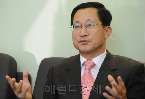 김주현 신임 사랑의 열매사무총장 인터뷰.<br />이상섭 기자. babtong@heraldm.com 2012.02.02\r\n김주현 신임 사랑의 열매사무총장 인터뷰.\r\n이상섭 기자. babtong@heraldm.com 2012.02.02\r\n김주현 신임 사랑의 열매사무총장 인터뷰.\n이상섭 기자. babtong@heraldm.com 2012.02.02