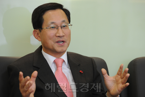 김주현 신임 사랑의 열매사무총장 인터뷰.<br />이상섭 기자. babtong@heraldm.com 2012.02.02\r\n김주현 신임 사랑의 열매사무총장 인터뷰.\n이상섭 기자. babtong@heraldm.com 2012.02.02\r\n김주현 신임 사랑의 열매사무총장 인터뷰.\n이상섭 기자. babtong@heraldm.com 2012.02.02