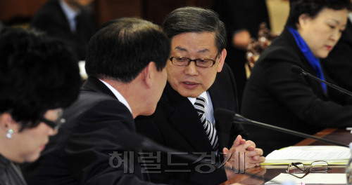 김황식 국무총리와 권재진 법무부장관이  6일 오전 정부중앙청사에서 열린 학교폭력 근절 관계장관회의에서 대화를 나누고 있다.<br />김명섭 기자 MSIRON@\r\n김황식 국무총리와 권재진 법무부장관이  6일 오전 정부중앙청사에서 열린 학교폭력 근절 관계장관회의에서 대화를 나누고 있다.\n김명섭 기자 MSIRON@\r\n김황식 국무총리와 권재진 법무부장관이  6일 오전 정부중앙청사에서 열린 학교폭력 근절 관계장관회의에서 대화를 나누고 있다.\n김명섭 기자 MSIRON@