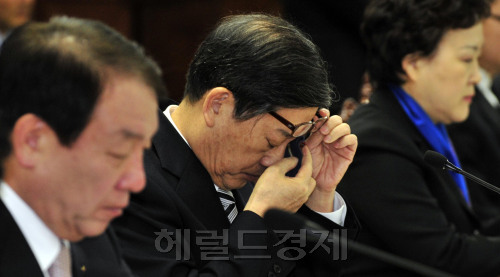 김황식국무총리가  6일 오전 정부중앙청사에서 열린 학교폭력 근절 관계장관회의에서 얼굴을 닦고 있다.<br />김명섭 기자 MSIRON@\r\n김황식국무총리가  6일 오전 정부중앙청사에서 열린 학교폭력 근절 관계장관회의에서 얼굴을 닦고 있다.\n김명섭 기자 MSIRON@\r\n김황식국무총리가  6일 오전 정부중앙청사에서 열린 학교폭력 근절 관계장관회의에서 얼굴을 닦고 있다.\n김명섭 기자 MSIRON@\r\n김황식 국무총리가  6일 오전 서울 정부중앙청사에서 열린 학교폭력 근절 관계장관회의 도중 얼굴을 닦고 있다. 정부는 한 달여의 작업 끝에 대책을 내놓았으나 그 효과에 대한 일선 반응은 엇갈리고 있다.   김명섭 기자/msiron@heraldm.com