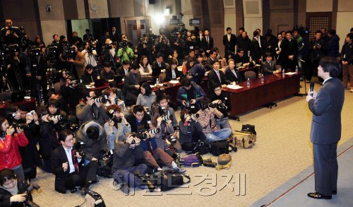 안철수 서울대 융합과학기술대학원장이 6일 오전 프레스센터에서 기부재단의 형태와 방향성 등 전체적인 구상을 발표하고 있다. 박해묵 기자/mook@heraldm.com\r\n안철수 서울대 융합과학기술대학원장이 6일 오전 프레스센터에서 기부재단의 형태와 방향성 등 전체적인 구상을 발표하고 있다. 박해묵 기자/mook@heraldm.com\r\n안철수 서울대 융합과학기술대학원장이 6일 오전 프레스센터에서 기부재단의 형태와 방향성 등 전체적인 구상을 발표하고 있다.  박해묵 기자/mook@heraldm.com