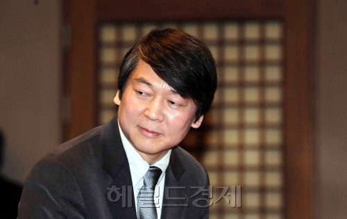 안철수 서울대 융합과학기술대학원장이 6일 오전 프레스센터에서 기부재단의 형태와 방향성 등 전체적인 구상을 발표하고 있다. 박해묵 기자/mook@heraldm.com\r\n안철수 서울대 융합과학기술대학원장이 6일 오전 서울 프레스센터에서 안철수 기부재단의 형태와 방향성 등  을 밝히고 있다. 그는 향후 정치적 행보에 대해서는 “(재단 설립 외) 질문은 받지 않겠다”는 말로 피해 갔다. 　박해묵 기자/mook@heraldm.com