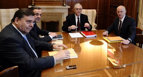 <YONHAP PHOTO-0131> Greek Prime Minister Lucas Papademos (2nd R) poses on February 5, 2012 with far-right Laos party leader George Karantzaferis (L), conservative New Democracy party leader Antonis Samaras (2nd L) and Greek Socialist party (PASOK) leader George Papandreou before an emergency meeting at his office in Athens. Papademos held the meeting with political allies on February 5 after hours of "superhuman" negotiations with EU-IMF bailout auditors failed to produce a rescue deal. AFP PHOTO / ARIS MESSINIS /2012-02-06 03:15:39/ <저작권자 ⓒ 1980-2012 ㈜연합뉴스. 무단 전재 재배포 금지.>
Greek Prime Minister Lucas Papademos (second from right) poses with far-right Laos party leader George Karatzaferis (left), conservative New Democracy party leader Antonis Samaras (second from left) and Greek Socialist party leader George Papandreou before an emergency meeting at his office in Athens on Sunday.  AFP-Yonhap News