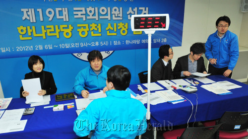 새누리당 공직자후보추천위원회는여의도 한나라당사 2층에서  6일 4ㆍ11 총선 공천신청 접수를 개시하고 있다, 공천신청 접수는 오는 10일까지 5일간 진행된다.박현구 기자phko@heraldm.com 2012.02.06
Officials of the ruling Saenuri Party wait to receive applicants for nomination for the April 11 parliamentary election at its headquarters in Yeouido, Seoul, on Monday. The party will accept applications till Friday.  Park Hyun-koo/The Korea Herald