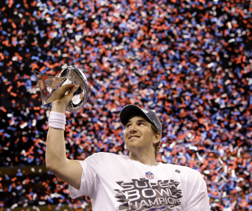 <YONHAP PHOTO-0947> New York Giants quarterback Eli Manning holds up the Vince Lombardi Trophy while celebrating his team's 21-17 win over the New England Patriots in the NFL Super Bowl XLVI football game, Sunday, Feb. 5, 2012, in Indianapolis. (AP Photo/David J. Phillip)/2012-02-06 13:05:48/ <저작권자 ⓒ 1980-2012 ㈜연합뉴스. 무단 전재 재배포 금지.>
Super Bowl MVP and New York Giants quarterback Eli Manning celebrates with the Vince Lombardi Trophy.  AP-Yonhap News