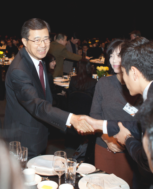 [사진자료_한국타이어] 서승화 부회장이 신입사원 가족들과 인사하고 있다 / 생)한국타이어, 신입사원 가족 초청 간담회 개최