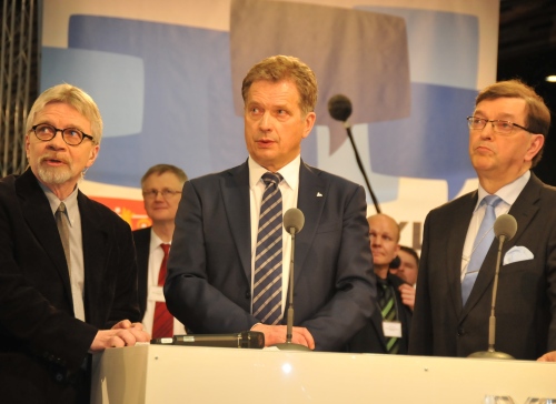<YONHAP PHOTO-0303> (120122) -- HELSINKI, Jan. 22, 2012 (Xinhua) -- Sauli Niinisto (C), presidential candidate of the National Coalition Party, waits to know the election results in Helsinki, Finland, Jan. 22, 2012. (Xinhua/Zhao Changchun) /2012-01-23 08:01:04/ <저작권자 ⓒ 1980-2012 ㈜연합뉴스. 무단 전재 재배포 금지.>
Sauli Niinisto (left), presidential candidate of the National Coalition Party, waits to know the election results in Helsinki, Finland.  Xinhua-Yonhap News