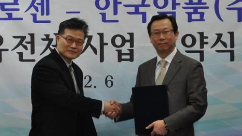 마크로젠 김형태 대표(좌)와 안국약품 어진 대표 / 마크로젠, 안국약품과 제휴 중국 유전자 진단