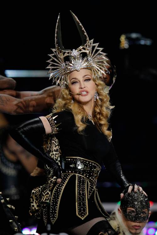 <YONHAP PHOTO-0620> INDIANAPOLIS, IN - FEBRUARY 05: Singer Madonna performs during the Bridgestone Super Bowl XLVI Halftime Show at Lucas Oil Stadium on February 5, 2012 in Indianapolis, Indiana. Rob Carr/Getty Images/AFP== FOR NEWSPAPERS, INTERNET, TELCOS & TELEVISION USE ONLY == /2012-02-06 10:10:46/ <저작권자 ⓒ 1980-2012 ㈜연합뉴스. 무단 전재 재배포 금지.>
Singer Madonna performs during the Bridgestone Super Bowl XLVI Halftime Show at Lucas Oil Stadium on Sunday in Indianapolis, Indiana.  AFP-Yonhap News