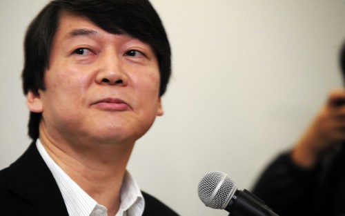 안철수 서울대 융합과학기술대학장이 1일 오전 경기도 판교 안철수연구소 사옥에서 열린 안철수연구소 사회공헌팀 신설 기자회견에 참석해 정당 창당이나 강남출마설은 전혀 가능성이 없다고 밝히고 있다. 박해묵 기자/mook@heraldm.com