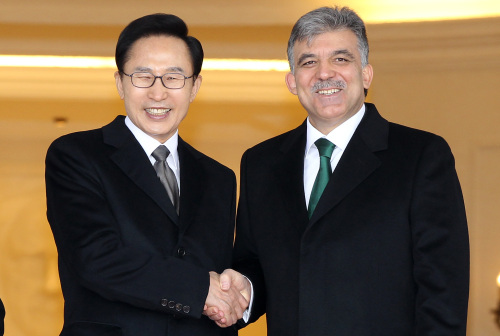 President Lee Myung-bak meets with Turkish President Abdullah Gul in on Monday in Ankara. (Yonhap News)