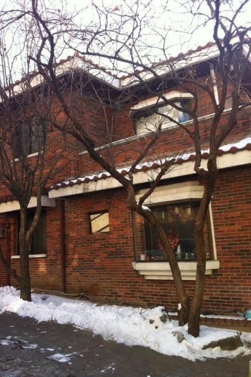 80세의 정신대 할머니에게 ‘소녀’라는 표현은 다소 무리다. 그러나 할머니들은 그녀들의 봄(春)을 소녀일 때 일본군들에게 빼앗기고 짓밟혔다. 이후 그녀들에게 봄은 없었다. 빼앗긴 봄에 봄바람이 불 수 있을지 모르겠다. 한파가 몰아 닥치면 시민들은 바람막이를 가져다 입혀주고 눈이 오면 우산을 받쳐준다. 7일 오전 한 시민이 입혀준 것으로 보이는 진곤색 바람막이가 눈길을 끈다. 이 소녀들의 보금자리 서울 서대문구 충정로에 있는 ‘우리집’(왼쪽)은 초라하지만, 봄바람이 불기를 바랄 뿐이다.  박병국 기자/cook@\r\n80세의 정신대 할머니에게 ‘소녀’라는 표현은 다소 무리다. 그러나 할머니들은 그녀들의 봄(春)을 소녀일 때 일본군들에게 빼앗기고 짓밟혔다. 이후 그녀들에게 봄은 없었다. 빼앗긴 봄에 봄바람이 불 수 있을지 모르겠다. 한파가 몰아 닥치면 시민들은 바람막이를 가져다 입혀주고 눈이 오면 우산을 받쳐준다. 7일 오전 한 시민이 입혀준 것으로 보이는 진곤색 바람막이가 눈길을 끈다. 이 소녀들의 보금자리 서울 서대문구 충정로에 있는 ‘우리집’(왼쪽)은 초라하지만, 봄바람이 불기를 바랄 뿐이다.  박병국 기자/cook@