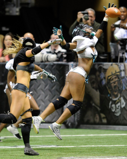 <YONHAP PHOTO-0985> Jaleesa McCrary #14 of the Philadelphia Passion can't pull down a pass against the Los Angeles Temptation during the Lingerie Football League's Lingerie Bowl IX at the Orleans Arena February 5, 2012 in Las Vegas, Nevada. Los Angeles won 28-6. Ethan Miller/Getty Images/AFP== FOR NEWSPAPERS, INTERNET, TELCOS & TELEVISION USE ONLY == /2012-02-06 13:32:47/ <저작권자 ⓒ 1980-2012 ㈜연합뉴스. 무단 전재 재배포 금지.>\r\n<YONHAP PHOTO-0985> Jaleesa McCrary #14 of the Philadelphia Passion can't pull down a pass against the Los Angeles Temptation during the Lingerie Football League's Lingerie Bowl IX at the Orleans Arena February 5, 2012 in Las Vegas, Nevada. Los Angeles won 28-6. Ethan Miller/Getty Images/AFP== FOR NEWSPAPERS, INTERNET, TELCOS & TELEVISION USE ONLY == /2012-02-06 13:32:47/ <저작권자 ⓒ 1980-2012 ㈜연합뉴스. 무단 전재 재배포 금지.>