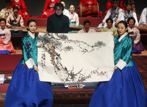 <YONHAP PHOTO-1439> 국립국악원, 2012 신춘다회 개최 (서울=연합뉴스) 유용석 기자 = 6일 오후 서울 서초구 서초동 국립국악원 예악당에서 열린 국악인들의 '신춘다회(新春茶會)'에서 단원들이 화정 김무호 씨가 그린 사군자를 선보이고있다. 2012.2.6 yalbr@yna.co.kr/2012-02-06 17:41:05/ <저작권자 ⓒ 1980-2012 ㈜연합뉴스. 무단 전재 재배포 금지.>\r\n<YONHAP PHOTO-1439> 국립국악원, 2012 신춘다회 개최 (서울=연합뉴스) 유용석 기자 = 6일 오후 서울 서초구 서초동 국립국악원 예악당에서 열린 국악인들의 '신춘다회(新春茶會)'에서 단원들이 화정 김무호 씨가 그린 사군자를 선보이고있다. 2012.2.6 yalbr@yna.co.kr/2012-02-06 17:41:05/ <저작권자 ⓒ 1980-2012 ㈜연합뉴스. 무단 전재 재배포 금지.>\r\n<YONHAP PHOTO-1439> 국립국악원, 2012 신춘다회 개최 (서울=연합뉴스) 유용석 기자 = 6일 오후 서울 서초구 서초동 국립국악원 예악당에서 열린 국악인들의 '신춘다회(新春茶會)'에서 단원들이 화정 김무호 씨가 그린 사군자를 선보이고있다. 2012.2.6 yalbr@yna.co.kr/2012-02-06 17:41:05/ <저작권자 ⓒ 1980-2012 ㈜연합뉴스. 무단 전재 재배포 금지.>\r\n국립국악원(원장 이동복)은 정월대보름인 6일 오후 4시 서울 서초구 국립국악원 예악당에서 국악계 인사 500여명과 함께 새봄을 여는 ‘신춘다회(新春茶會)’를 개최했다. 국악원 단원이 화정 김무호 씨가 그린 사군자를 선보이고 있다.
