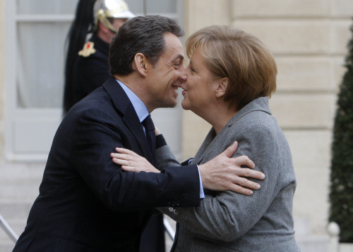 <YONHAP PHOTO-1646> German Chancellor Angela Merkel, right, is welcomed by French President Nicolas Sarkozy, for a French-German cabinet meeting at the Elysee Palace in Paris, Monday, Feb. 6, 2012. (AP Photo/Michel Euler)/2012-02-06 20:27:37/ <저작권자 ⓒ 1980-2012 ㈜연합뉴스. 무단 전재 재배포 금지.>\r\n<YONHAP PHOTO-1646> German Chancellor Angela Merkel, right, is welcomed by French President Nicolas Sarkozy, for a French-German cabinet meeting at the Elysee Palace in Paris, Monday, Feb. 6, 2012. (AP Photo/Michel Euler)/2012-02-06 20:27:37/ <저작권자 ⓒ 1980-2012 ㈜연합뉴스. 무단 전재 재배포 금지.>