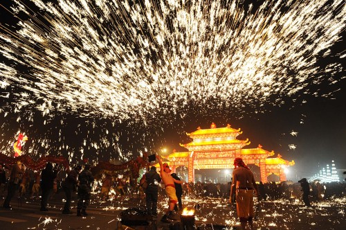 <YONHAP PHOTO-0055> (120206) -- CHONGQING, Feb. 6, 2012 (Xinhua) -- People perform dragon dance amid sparkles during a celebration of the Lantern Festival at a park in Tongliang County, Chongqing Municipality, southwest China, Feb. 6, 2012. China celebrated on Monday its traditional Lantern Festival, which falls on the 15th day of the first month of the Chinese lunar calendar. Since the Lantern Festival is held to mark the first full moon of the new lunar year, Chinese celebrate it by hanging colorful lanterns, playing games and gathering with friends to eat sweetened rice dumplings. (Xinhua/Chen Cheng) (hdt)/2012-02-07 00:28:49/ <저작권자 ⓒ 1980-2012 ㈜연합뉴스. 무단 전재 재배포 금지.>\r\n<YONHAP PHOTO-0055> (120206) -- CHONGQING, Feb. 6, 2012 (Xinhua) -- People perform dragon dance amid sparkles during a celebration of the Lantern Festival at a park in Tongliang County, Chongqing Municipality, southwest China, Feb. 6, 2012. China celebrated on Monday its traditional Lantern Festival, which falls on the 15th day of the first month of the Chinese lunar calendar. Since the Lantern Festival is held to mark the first full moon of the new lunar year, Chinese celebrate it by hanging colorful lanterns, playing games and gathering with friends to eat sweetened rice dumplings. (Xinhua/Chen Cheng) (hdt)/2012-02-07 00:28:49/ <저작권자 ⓒ 1980-2012 ㈜연합뉴스. 무단 전재 재배포 금지.>