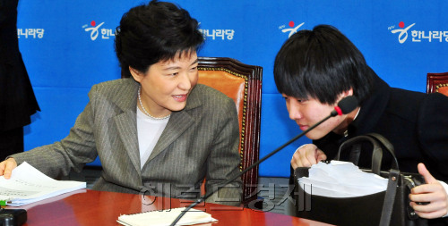 박근혜 새누리당(옛 한나라당) 비상대책위원장은 7일 국회에서  전체회의를 열어 새 당명에 맞는 새로운 심벌과 로고, 상징색을 확정한다. 오후에는 국회에서 의원총회를 열어 새 당명에 대한 의견을 수렴하고 있다. 박현구 기자phko@heraldm.com 2012.02.07\r\n박근혜 새누리당 비상대책위원장이 이준석 비대위원과 다정하게 이야기를 나누고 있다. 박 위원장은 27세 이 위원에게 남다른 애정을 갖고 있는 것으로 알려져 있다. 이날 전체회의에서는 새 당명에 맞는 새로운 심벌과 로고, 상징색을 확정했다.  박현구 기자/phko@