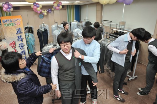 7일 광진구 대원고등학교에서 졸업과 입학으로 분주한 가운데 '사랑의 교복 물려주기'행사를 진행하고 있다. 이 학교는 졸업생이 남기고 간 총 750점의 교복을 준비, 한 점당 천원으로 입학생에게 판매하여 장학기금을 조성하고 있다. <br />정희조 기자/checho@heraldm.com  120207\r\n7일 광진구 대원고등학교에서 졸업과 입학으로 분주한 가운데 '사랑의 교복 물려주기'행사를 진행하고 있다. 이 학교는 졸업생이 남기고 간 총 750점의 교복을 준비, 한 점당 천원으로 입학생에게 판매하여 장학기금을 조성하고 있다. \n정희조 기자/checho@heraldm.com  120207\r\n‘나눔’만 사랑이 아니다. ‘물려주기’도 사랑이다. 학교에서는 더욱 그렇다. 7일 서울 광진구 대원고등학교에서 ‘사랑의 교복 물려주기’ 행사가 열렸다. 졸업생이 남기고 간 750점의 교복. 이 교복은 후배에게 물려준다. 교복 한 벌당 1000원에 판매된다. 판매대금은 장학기금으로 사용된다.  정희조 기자/checho@heraldm.com