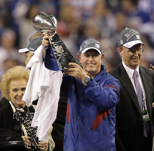 <YONHAP PHOTO-0920> New York Giants head coach Tom Coughlin holds the Vince Lombardi Trophy after the NFL Super Bowl XLVI football game against the New England Patriots, Sunday, Feb. 5, 2012, in Indianapolis. The Giants won 21-17. (AP Photo/Michael Conroy)/2012-02-06 12:55:37/ <저작권자 ⓒ 1980-2012 ㈜연합뉴스. 무단 전재 재배포 금지.>
New York Giants head coach Tom Coughlin celebrates with the Vince Lombardi Trophy on Sunday.
AP-Yonhap News
New York Giants head coach Tom Coughlin celebrates with the Vince Lombardi Trophy on Sunday.
AP-Yonhap News