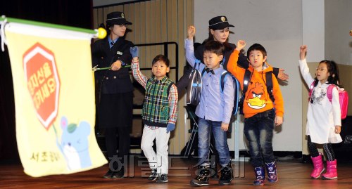 서초구청이 7일 오전 서초구민회관에서 2012년 3월 초등학교 취학예정자 학부모들을 대상으로 지자체 최초로 '2012년 서초구 새내기학부모 교실'을 개최하고, 학부모들의 주관심사인 학교폭력 및 통학로 교통안전에 관련된 퍼포먼스를 펼치고 있다. 박해묵 기자/mook@heraldm.com\r\n서초구청이 7일 오전 서초구민회관에서 2012년 3월 초등학교 취학예정자 학부모들을 대상으로 지자체 최초로 '2012년 서초구 새내기학부모 교실'을 개최하고, 학부모들의 주관심사인 학교폭력 및 통학로 교통안전에 관련된 퍼포먼스를 펼치고 있다. 박해묵 기자/mook@heraldm.com\r\n서초구청이 7일 오전 서초구민회관에서 2012년 3월 초등학교 취학예정자 학부모들을 대상으로 지자체 최초로 '2012년 서초구 새내기학부모 교실'을 개최하고, 학부모들의 주관심사인 학교폭력 및 통학로 교통안전에 관련된 퍼포먼스를 펼치고 있다. 박해묵 기자/mook@heraldm.com