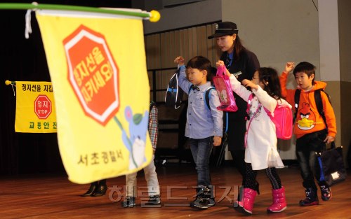 서초구청이 7일 오전 서초구민회관에서 2012년 3월 초등학교 취학예정자 학부모들을 대상으로 지자체 최초로 '2012년 서초구 새내기학부모 교실'을 개최하고, 학부모들의 주관심사인 학교폭력 및 통학로 교통안전에 관련된 퍼포먼스를 펼치고 있다. 박해묵 기자/mook@heraldm.com\r\n서초구청이 7일 오전 서초구민회관에서 2012년 3월 초등학교 취학예정자 학부모들을 대상으로 지자체 최초로 '2012년 서초구 새내기학부모 교실'을 개최하고, 학부모들의 주관심사인 학교폭력 및 통학로 교통안전에 관련된 퍼포먼스를 펼치고 있다. 박해묵 기자/mook@heraldm.com\r\n서초구청이 7일 오전 서초구민회관에서 2012년 3월 초등학교 취학예정자 학부모들을 대상으로 지자체 최초로 '2012년 서초구 새내기학부모 교실'을 개최하고, 학부모들의 주관심사인 학교폭력 및 통학로 교통안전에 관련된 퍼포먼스를 펼치고 있다. 박해묵 기자/mook@heraldm.com