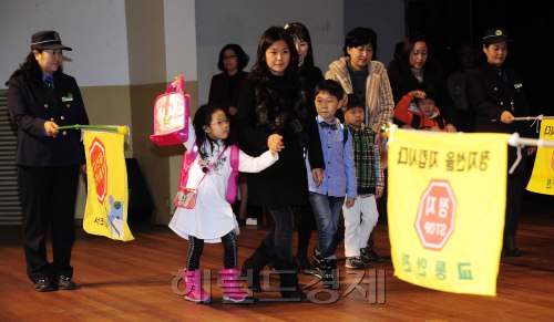 서초구청이 7일 오전 서초구민회관에서 2012년 3월 초등학교 취학예정자 학부모들을 대상으로 지자체 최초로 '2012년 서초구 새내기학부모 교실'을 개최하고, 학부모들의 주관심사인 학교폭력 및 통학로 교통안전에 관련된 퍼포먼스를 펼치고 있다. 박해묵 기자/mook@heraldm.com\r\n서초구청이 7일 오전 서초구민회관에서 2012년 3월 초등학교 취학예정자 학부모들을 대상으로 지자체 최초로 '2012년 서초구 새내기학부모 교실'을 개최하고, 학부모들의 주관심사인 학교폭력 및 통학로 교통안전에 관련된 퍼포먼스를 펼치고 있다. 박해묵 기자/mook@heraldm.com\r\n서초구청이 7일 오전 서초구민회관에서 2012년 3월 초등학교 취학예정자 학부모들을 대상으로 지자체 최초로 '2012년 서초구 새내기학부모 교실'을 개최하고, 학부모들의 주관심사인 학교폭력 및 통학로 교통안전에 관련된 퍼포먼스를 펼치고 있다. 박해묵 기자/mook@heraldm.com\r\n새내기 학부모 교실 운영