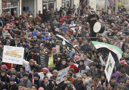 <YONHAP PHOTO-0525> Anti-Syrian regime protesters hold a demonstration in Idlib, Syria, Monday, Feb. 6, 2012. The U.S. closed its Syrian embassy Monday and Britain recalled its ambassador to Damascus in a dramatic escalation of Western pressure on President Bashar Assad to give up power, just days after diplomatic efforts at the United Nations to end the crisis collapsed. The poster at bottom left beneath a drawing of a tank, reads, "internal requests only." (AP Photo)/2012-02-07 06:01:37/ <저작권자 ⓒ 1980-2012 ㈜연합뉴스. 무단 전재 재배포 금지.>
Anti-Syrian regime protesters hold a demonstration in Idlib, Syria, Monday.     AP-Yonhap News