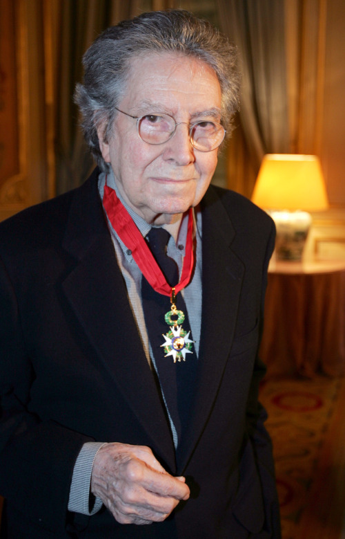 <YONHAP PHOTO-0707> (FILES) In this archive photo taken on November 7, 2006, Catalan paintor and sculptor Antoni Tapies, 82, poses after being awarded the French "Ordre national de la L?gion d'honneur" in Paris. Avant-garde Spanish painter and sculptor Antoni Tapies, one of the biggest names in European contemporary art, died in Barcelona on Feburary 6, 2012 aged 88, his art foundation said. AFP PHOTO / DOMINIQUE FAGET /2012-02-07 07:54:57/ <저작권자 ⓒ 1980-2012 ㈜연합뉴스. 무단 전재 재배포 금지.>
Catalan paintor and sculptor Antoni Tapies AFP-Yonhap News