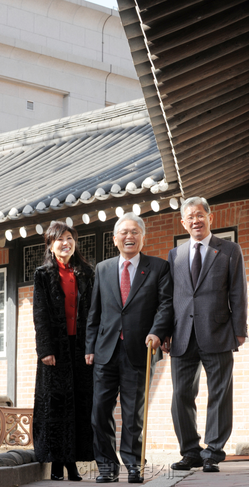 나눔기부 간담회_왼쪽부터 송경애 BT&I 대표, 류시문 사회적기업진흥원장, 최신원 SKC회장./ 안훈기자 rosedale@ 2012.02.07\r\n나눔기부 간담회_왼쪽부터 송경애 BT&I 대표, 류시문 사회적기업진흥원장, 최신원 SKC회장./ 안훈기자 rosedale@ 2012.02.07\r\n나눔기부 간담회_왼쪽부터 송경애 BT&I 대표, 류시문 사회적기업진흥원장, 최신원 SKC회장./ 안훈기자 rosedale@ 2012.02.07