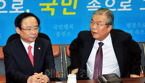 김종인 새누리당 비상대책위원회 정책쇄신분과 위원장이  8일 서울 여의도 국회에서 열린 회의에서  “공천심사과정에서 정책쇄신에 관심보이지 않는다”며 “쇄신의지가 없으면 당분간 회의를 안할생각”이라고 말했다. 박현구 기자phko@heraldm.com 2012.02.08\r\n김종인 새누리당 비상대책위원회 정책쇄신분과 위원장이  8일 서울 여의도 국회에서 열린 회의에서  “공천심사과정에서 정책쇄신에 관심보이지 않는다”며 “쇄신의지가 없으면 당분간 회의를 안할생각”이라고 말했다. 박현구 기자phko@heraldm.com 2012.02.08\r\n새누리당 비상대책위원회의 좌장격인 김종인 정책쇄신분과 위원장이 8일 서울 여의도 국회에서 열린 회의에서 “공천 심사과정에서 정책쇄신에 관심을 보이지 않는다”며 “쇄신의지가 없으면 당분간 회의를 안 할 생각”이라고 밝혀 비대위가 위기를 맞고 있다.  박현구 기자/phko@heraldm.com