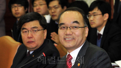 8일 오전 서울 세종로 정부 중앙청사에서 열린 위기관리대책회의에서 박재완 기획재정부장관이 회의를 주재하고 있다.<br />김명섭 기자 msiron@\r\n8일 오전 서울 세종로 정부 중앙청사에서 열린 위기관리대책회의에서 박재완 기획재정부장관이 회의를 주재하고 있다.\n김명섭 기자 msiron@