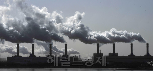 서울이 영하 12도 등 한파가 절정을 이루고 있는 8일 오전 영종대교에서 바라본 인천  공단지역 굴뚝으로 수증기가 솟아오르고 있다.<br />김명섭 기자 msiron@\r\n서울이 영하 12도 등 한파가 절정을 이루고 있는 8일 오전 영종대교에서 바라본 인천  공단지역 굴뚝으로 수증기가 솟아오르고 있다.\n김명섭 기자 msiron@\r\n서울이 영하 12도 등 한파가 절정을 이루고 있는 8일 오전 영종대교에서 바라본 인천  공단지역 굴뚝으로 수증기가 솟아오르고 있다.\n김명섭 기자 msiron@\r\n맹(猛)ㆍ강(强)ㆍ한(寒)… 추위와 관련된 단어다. 서울이 동(冬)장군에 얼어붙었다. 영하 12도를 오간다. 8일 오전 영종대교에서 바라본 인천 공단지역 굴뚝에서 수증기가 솟아 오르고 있다. 추울 때는 수증기가 더 선명하게 보인다.  김명섭 기자/msiron@heraldm.com