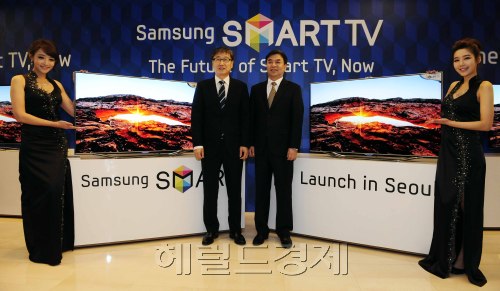 삼성전자가 8일 오전 서초구 삼성사옥에서 세계 최초 미래형 스마트 TV ES8000 런칭행사를 가지고 있다. 박해묵 기자/mook@heraldm.com
Yoon Boo-keun (second from left), president of digital media and communications at Samsung Electronics and Samsung’s visual display business chief Kim Hyun-suk introduce new smart TVs in Seoul on Wednesday.  Park Hae-mook/The Korea Herald