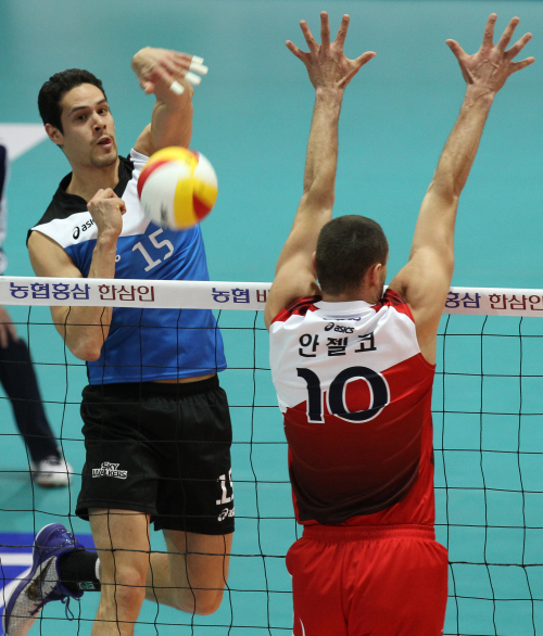 Dallas Soonias of Cheonan Hyundai Capital spikes the ball against Suwon KEPCO's Andelko Cuk during a match on Jan. 29. (Yonhap News)