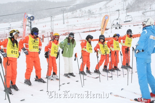 Participants practice skiing during the 2011 Dream Program at Alpnesia Resort, PyeongChang, Gangwon Province.   Gangwon Province Government