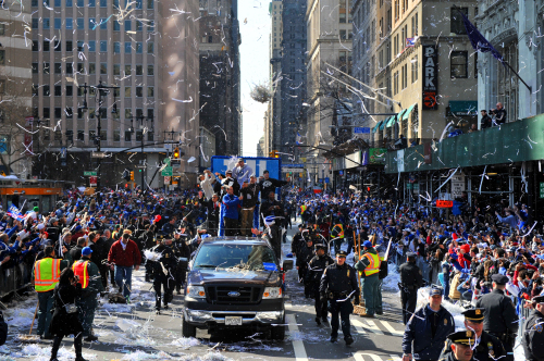<YONHAP PHOTO-0550> (120208) -- NEW YORK, Feb. 8, 2012 (Xinhua) -- Fans cheer for the Giants during the New York Giants ticker tape Super Bowl victory parade through the Canyon of Heroes along Broadway in New York Feb. 7, 2012. The Giants defeated the New England Patriots 21-17 in Super Bowl XLVI Feb. 5. (Xinhua/Wang Lei)/2012-02-08 11:34:16/ <저작권자 ⓒ 1980-2012 ㈜연합뉴스. 무단 전재 재배포 금지.>
Fans cheer for Giants players during the ticker-tape parade in New York on Tuesday.  Xinhua-Yonhap News