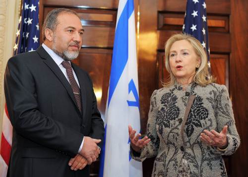 <YONHAP PHOTO-0007> US Secretary of State Hillary Clinton (R) chats with Israeli Foreign Minister Avigdor Lieberman before a meeting at the State Department in Washington, DC, on February 7, 2012. Kicking off a visit to Washington, Lieberman discussed Iran's nuclear program with top US Senate Foreign Relations Committee Republican Dick Lugar. AFP Photo/Jewel Samad../2012-02-08 00:07:39/ <저작권자 ⓒ 1980-2012 ㈜연합뉴스. 무단 전재 재배포 금지.>
U.S. Secretary of State Hillary Clinton (right) chats with Israeli Foreign Minister Avigdor Lieberman before a meeting at the State Department in Washington, D.C. on Tuesday.  AFP-Yonhap News