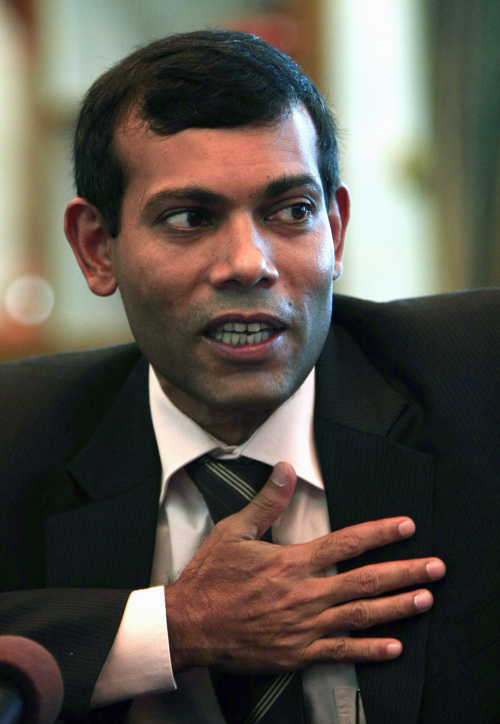 <YONHAP PHOTO-1678> FILE - In this Monday, Sept. 7, 2009 file photo, Maldives President Mohammed Nasheed speaks to the media in Male, Maldives. Nasheed has resigned following weeks of public protests over his controversial order to arrest a senior judge. (AP Photo/Sinan Hussain, File)/2012-02-07 17:10:50/ <저작권자 ⓒ 1980-2012 ㈜연합뉴스. 무단 전재 재배포 금지.>
Maldives President Mohammed Nasheed.
AP-Yonhap News