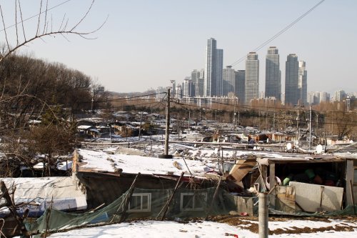 Sharing Page
Guryong shantytown in front of Seoul’s affluent Gangnam area