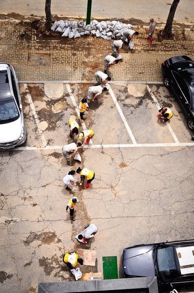 Sharing Page
Volunteers help clear up the flooded Sadang area of Seoul at a previous Mannam event.   Mannam