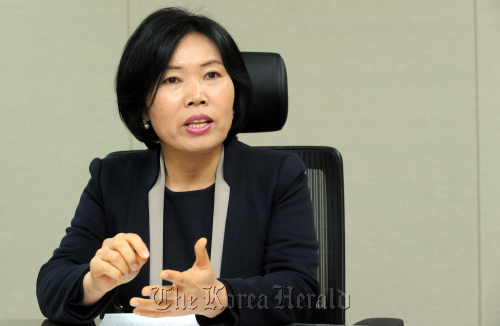 탈북출신 김영희 한국정책금융공사 차장 인터뷰./ 안훈기자 rosedale@ 2012.02.08
Kim Young-hui, a researcher on the North Korean economy at the state-owned Korea Finance Corporation, speaks in Seoul on Thursday.   Ahn Hoon/The Korea Herald
