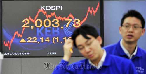 8일 오후 코스피가 6개월만에 2000선을 넘어 장을 마감했다.<br />김명섭 기자 msiron@
The KOSPI breaks above the 2,000 mark for the first time in about six months. The benchmark index closed at 2,003.73 on Wednesday, up 22.14 points from a trading session earlier.    Kim Myung-sub/The Korea Herald