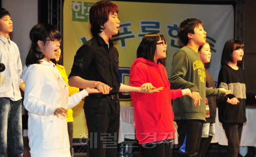 송파구 대안학교 한들의 졸업식에서 학습발표회를 하고 있다. 박현구 기자phko@heraldm.com 2012.02.08\r\n송파구 대안학교 한들의 졸업식에서 학습발표회를 하고 있다. 박현구 기자phko@heraldm.com 2012.02.08\r\n송파구 대안학교 한들의 졸업식에서 학습발표회를 하고 있다. 박현구 기자phko@heraldm.com 2012.02.08