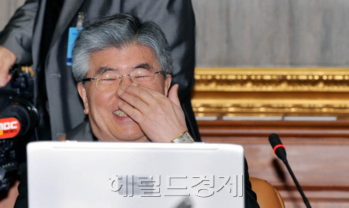 김중수 한국은행 총재가 9일 오전 서울 남대문 한국은행에서 열린 금융통화위원회에서 웃음을 보이고 있다.<br />정희조 기자/checho@heraldm.com 120209\r\n김중수 한국은행 총재가 9일 오전 서울 남대문 한국은행에서 열린 금융통화위원회에서 웃음을 보이고 있다.\n정희조 기자/checho@heraldm.com 120209\r\n2월 기준금리도 동결됐다. 경제여건이 별로 달라진게 없어 금융통화위원회는 동결 합의에 쉽게 도달한 분위기다. 금통위 회의를 주재한 김중수 한은 총재의 얼굴이 밝다. 정희조 기자/checho@heraldm.com